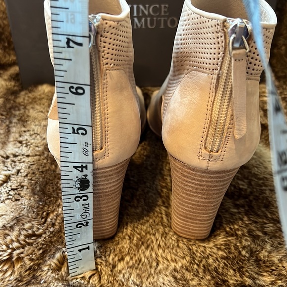 Vince Camuto Tan Shoes - Picture 6 of 8